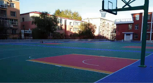 吉林大学附属中学采用悬浮地板建室外篮排球场