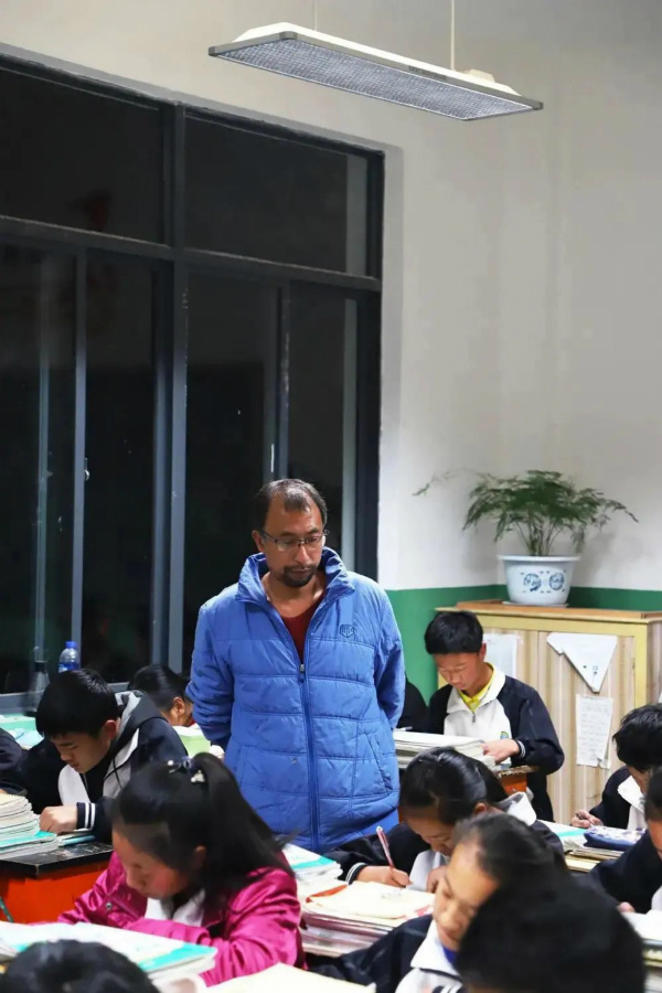 今年教師節，我們將為100位優秀教師送去光愛！