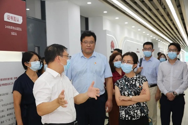 廣東省教育廳高教處處長姜琳一行蒞臨廣東科技學院調研廣科&華為&訊方共建ICT產業學院