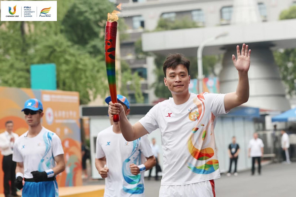 成都第31屆世界大學生夏季運動會火炬傳遞成都站首日活動圓滿成功