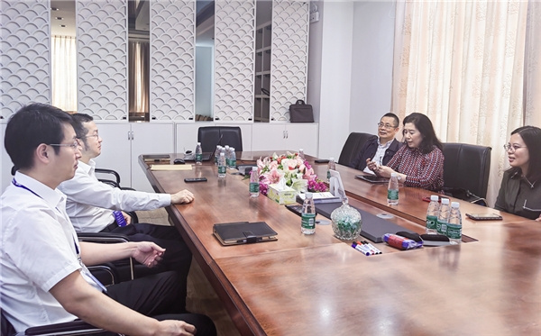 國際照明委員會副主席、同濟大學教授郝洛西一行蒞臨冠雅照明參觀指導