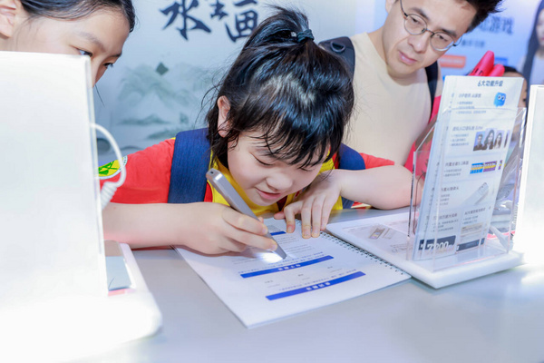 有道詞典筆新品X7預售賣爆 全能AI家教成暑期學習新選擇