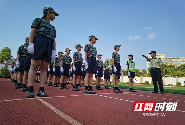 訓軍人之姿 揚少年精神 金海中學新生四天軍訓叩響初中大門第一課