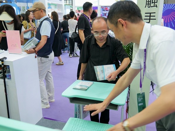 智荟康午休课桌椅成为第十届中国慈善展览会公益亮点产品