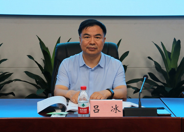 河南省中小學校服專項整治暨教育裝備推進會召開