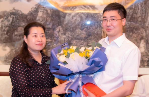 市委常委、統戰部長、市總工會主席王蔚藎慰問四川文理學院科技工作者