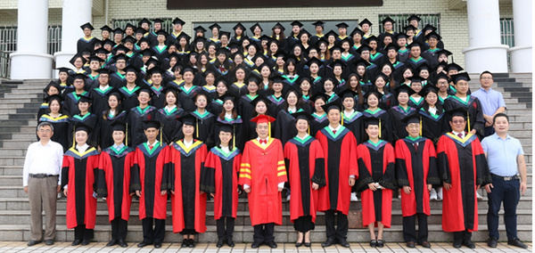 西昌学院党委书记彭正松参加农业科学学院2022届毕业生典礼暨学位授予仪式