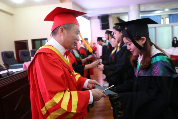 西昌学院党委书记彭正松参加农业科学学院2022届毕业生典礼暨学位授予仪式