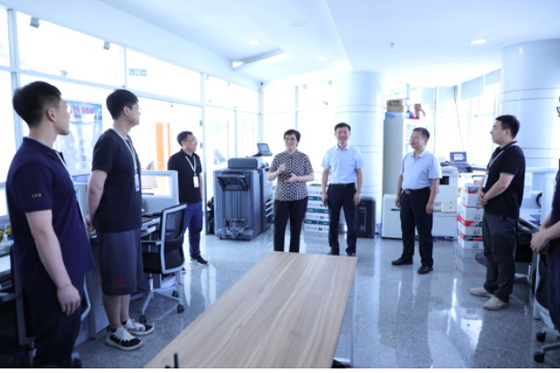 1658209522319166.jpg 東北大學黨委書記熊曉梅檢查本科招生遠程錄取現場