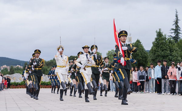 曲靖师范学院举行升国旗仪式庆祝伟大祖国75周年华诞