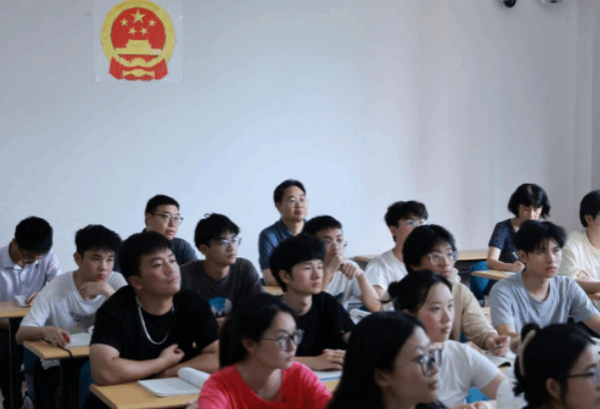 江西科技师范大学校长袁雄深入教学一线听课调研