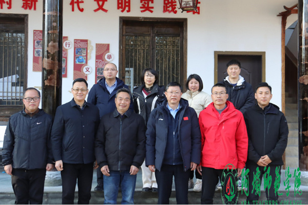 阿坝师范学院校领导走访慰问驻村干部