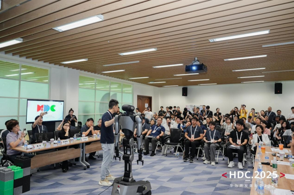 智联物理世界 共创智能未来 | 物理智能产学研协同创新实践圆桌会议圆满落幕