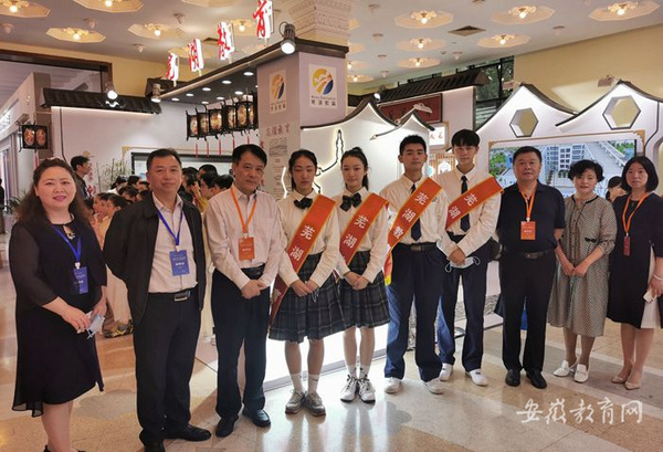 芜湖高级职业技术学校航空学子助力上海教育博览会