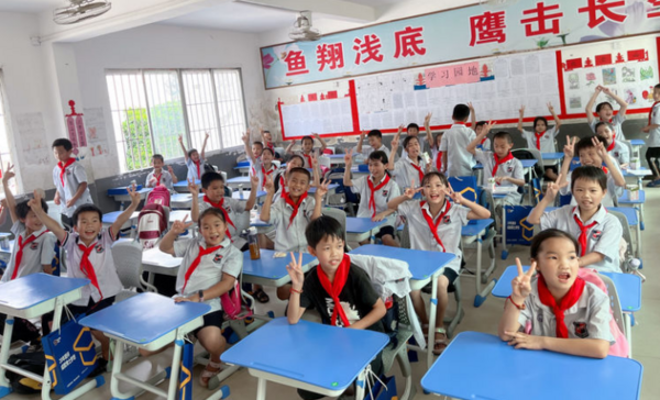 愛心助學，情暖“六一”丨博士有成對岑溪市大公小學捐資助學