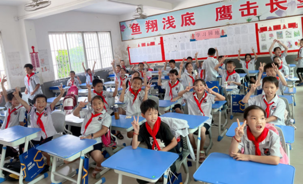 爱心助学，情暖“六一”丨博士有成对岑溪市大公小学捐资助学