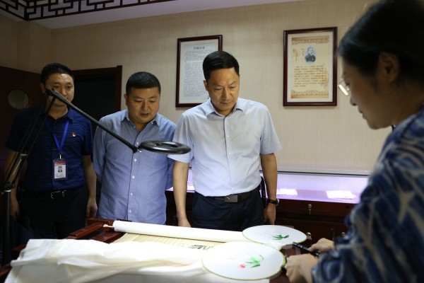 江苏省教育厅装勤中心沈本领一行调研通大附中教育技术装备工作