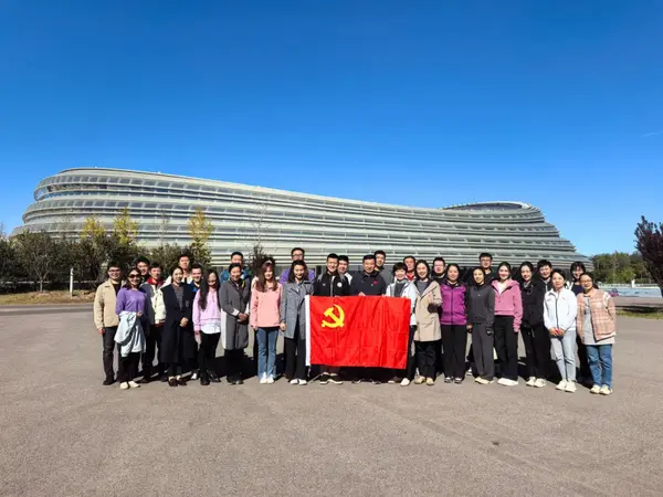 紅色領航｜清華大學體育部開展黨支部聯合活動——參觀國家速滑館“冰絲帶”