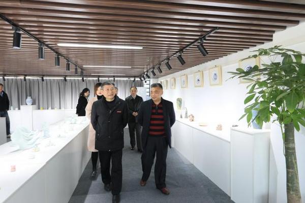 全国中小学陶艺培训基地迁址揭牌仪式暨“全国青少年陶艺教育成果展”举行
